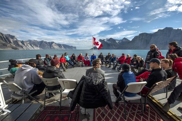 One of the daily debriefs of the participants on Leg 8 (Qikiqtarjuac to Pond Inlet) of the C3 Canada 150 expedition. Michelle Valberg/Students on Ice Foundation.