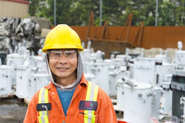 From software that tracks shipments, to frequent commodities price updates, technological advances play a role in the recycling industry. An ABC employee stands in the non-ferrous division – sales of non-ferrous metals, such as aluminum and copper, are arranged daily, based on constantly fluctuating market rates.