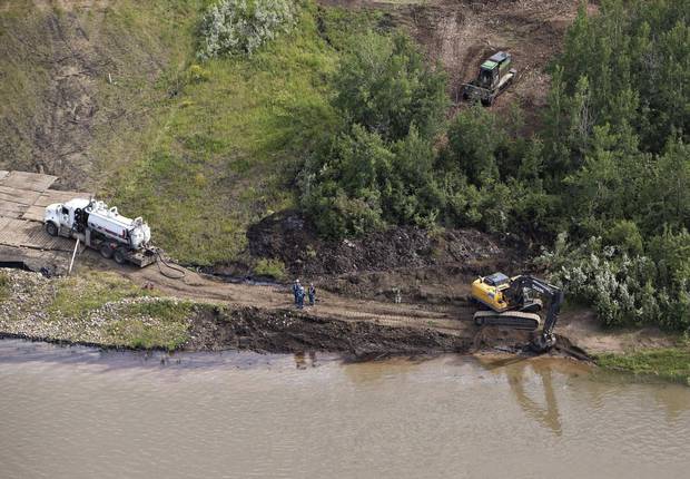 Crews work to clean up an oil spill on the North Saskatchewan river near Maidstone, Sask on Friday July 22, 2016.