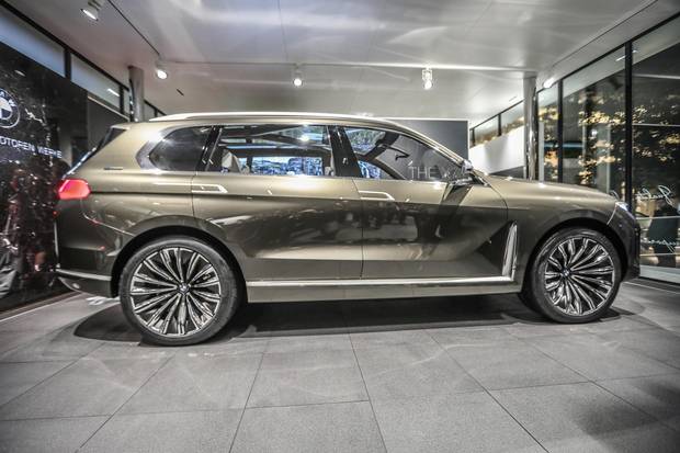 BMW X7.