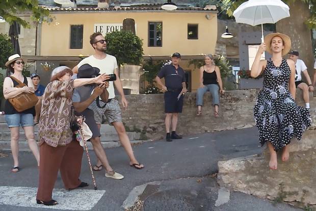In Faces Places a pair of filmmakers travel around to small towns in France taking photographs of the people they find there.
