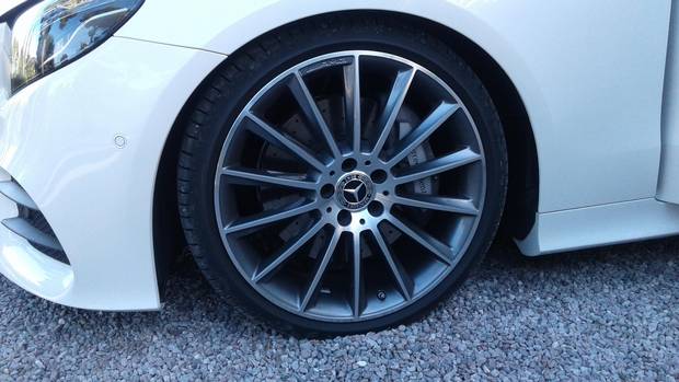 Front wheel of the Mercedes E400 4Matic coupe