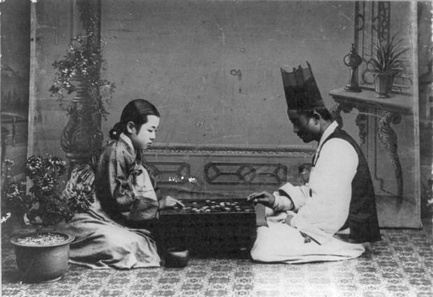 A Korean man and woman play Go sometime between 1910 and 1920.