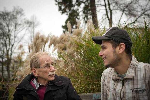 Max Saschowa (75) from Germany and Khaled Allak (22) from Syria. Here: during a walk in the park Stadtgarten in Essen
