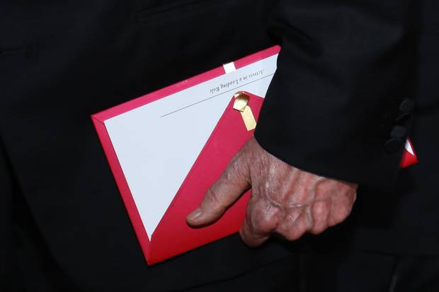 A photo shows a Best Actress award envelope in Warren Beatty’s hand.