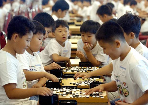 South Korean students play at the World Elementary School Student Go Game competition in Seoul on July 29, 2005.