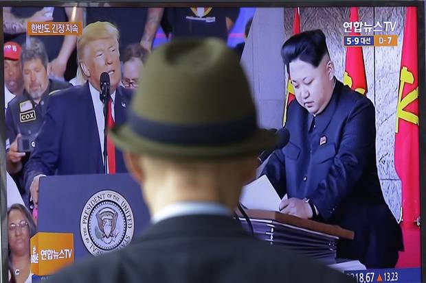 A TV screen shows images of DonaldTrump and Kim Jong-un during a news program at the Seoul Railway Station on May 2, 2017.