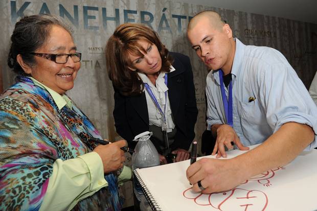 Carol Wilding, co-founder of Prince’s Charities Canada’s Indigenous employment initiative, meets with an Elder and a young Indigenous artist at the the first Prince’s Seeing is Believing visit day in 2014.