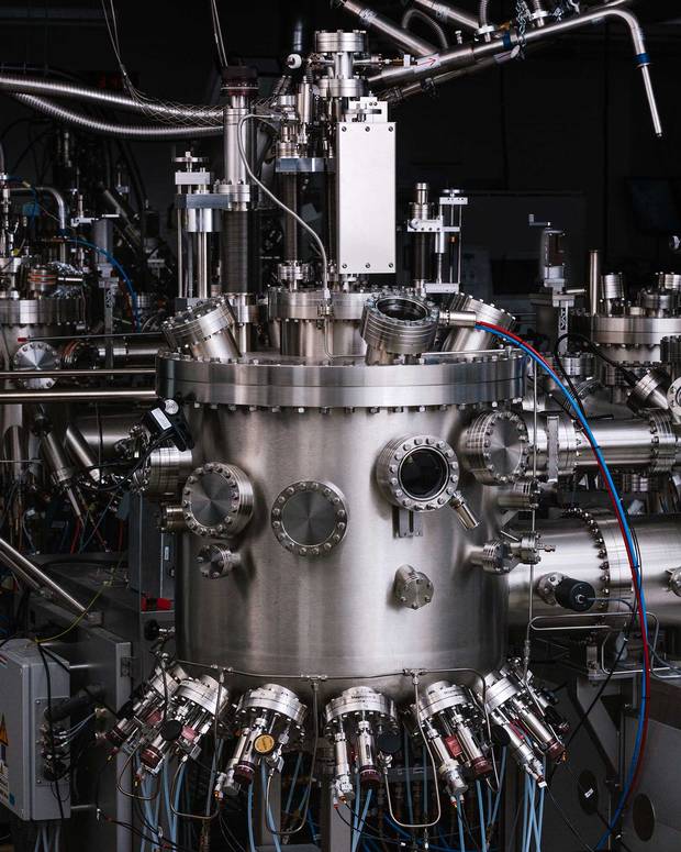 A machine used to play with quantum materials at Waterloo