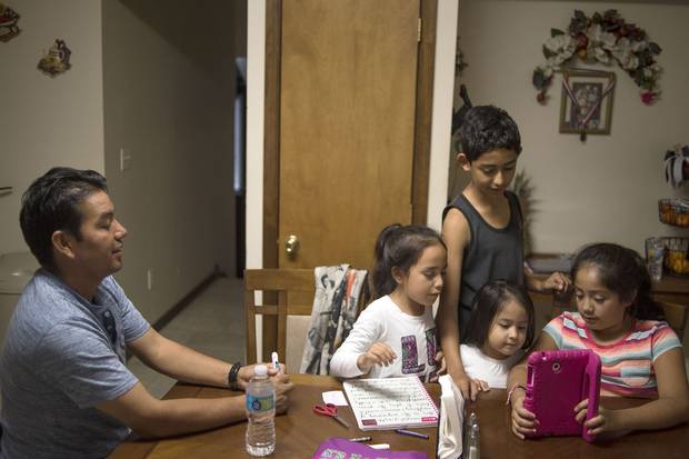 David De Jesús and his four children.
