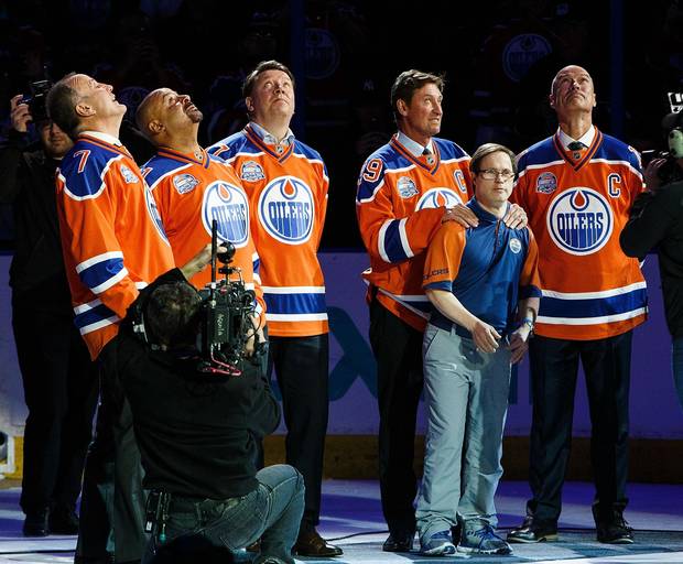 Former Oilers Paul Coffey, Grant Fuhr, Jari Kurri, Wayne Gretzky and Mark Messier along with longtime dressing room attendant Joey Moss watch as a banner is lowered during the closing ceremonies at Rexall Place April 6, 2016.