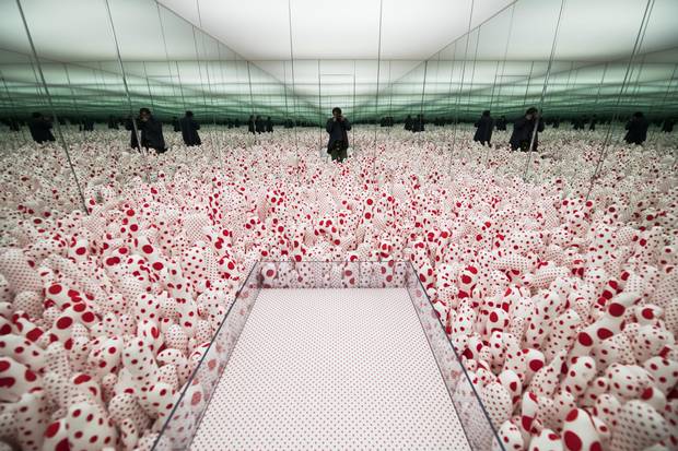 Infinity Mirror Room: Phalli's Field (Floor Show), 1965/2016.