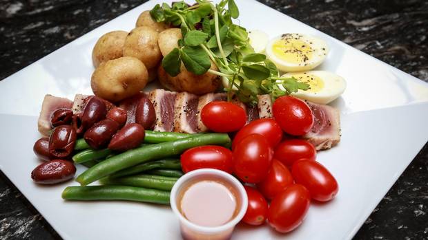 Pusateri's corporate chef Tony Cammalleri makes great new airplane food including a tuna and veggie platter.