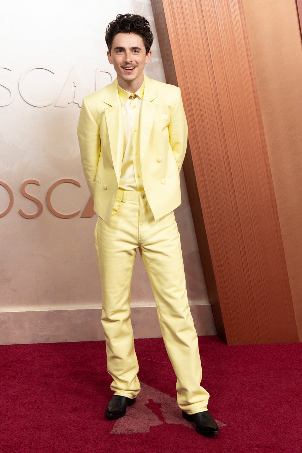 Timothée Chalamet goes against black­tie tradition and attends the
Oscars in butter yellow.(Kelsey McNeal/WireImage/Getty Images)