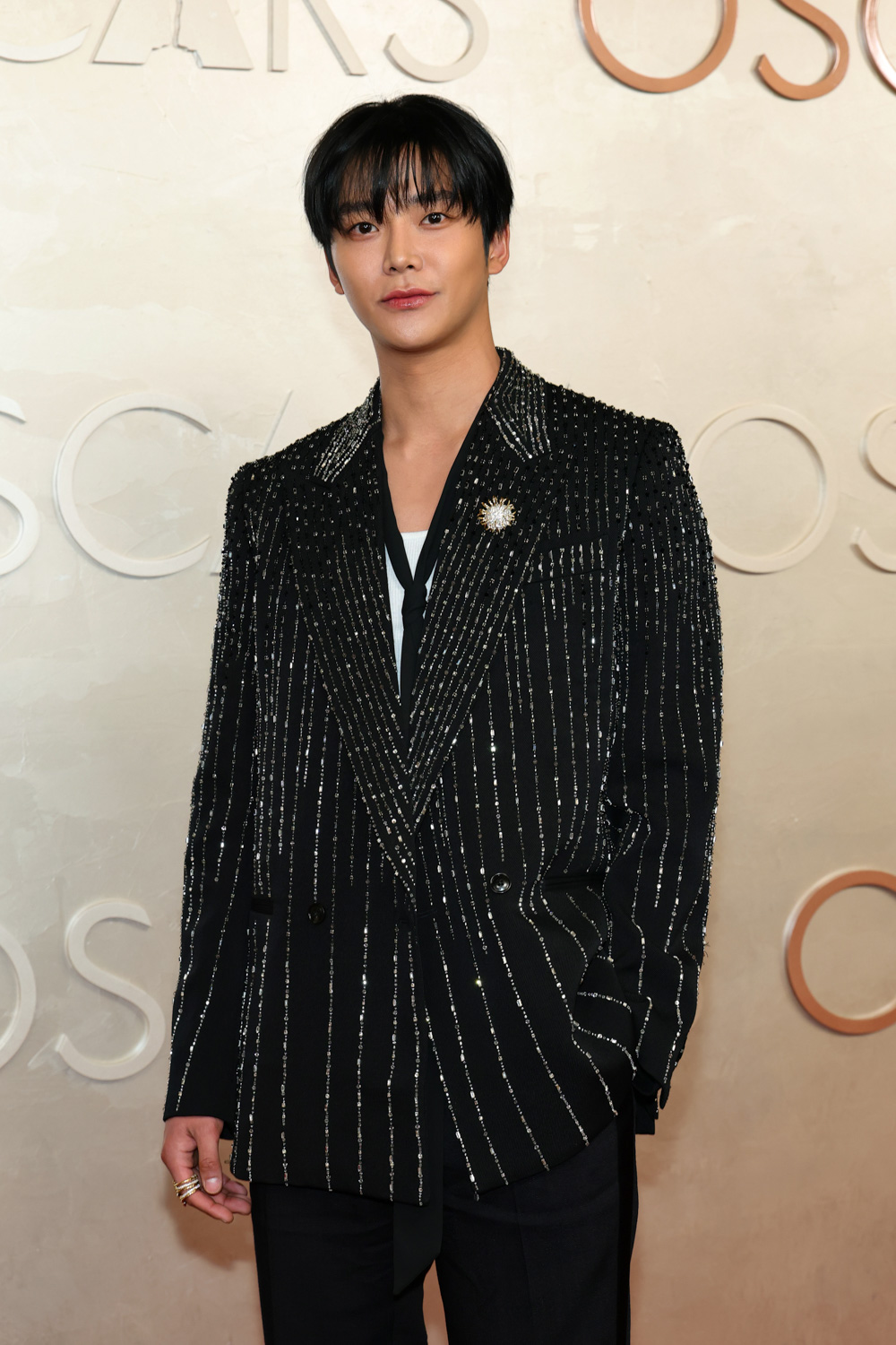 Korean singer and actor Ro­woon sparkles on the red carpet
with a glittering brooch from Tiffany & Co.
 (Photo by Arturo Holmes/Getty Images)