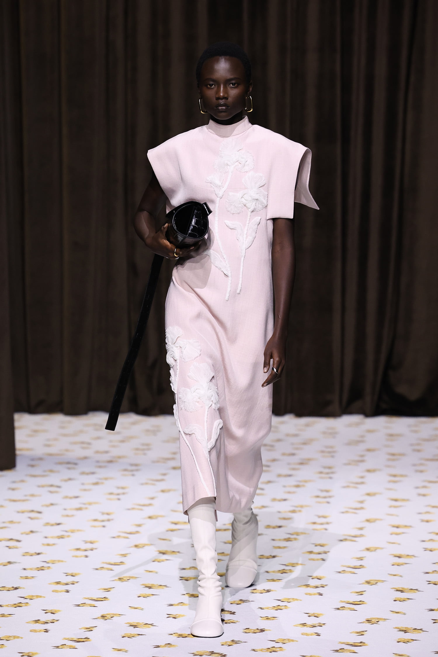 MILAN, ITALY - SEPTEMBER 18: A model walks the runway at the Jil Sander fashion show during the Milan Womenswear Spring/Summer 2025 on September 18, 2024 in Milan, Italy. (Photo by Pietro D'Aprano/Getty Images)
