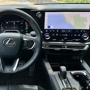 The dash on the 2023 Lexus RX 500h
