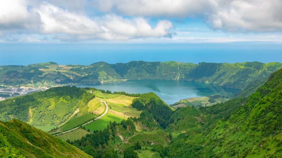 The Grota do Inferno viewpoint offers an impressive panoramic view of the Lagoa das Sete Cidades, the famous two-coloured volcanic caldera that dominates the western area of the São Miguel island.