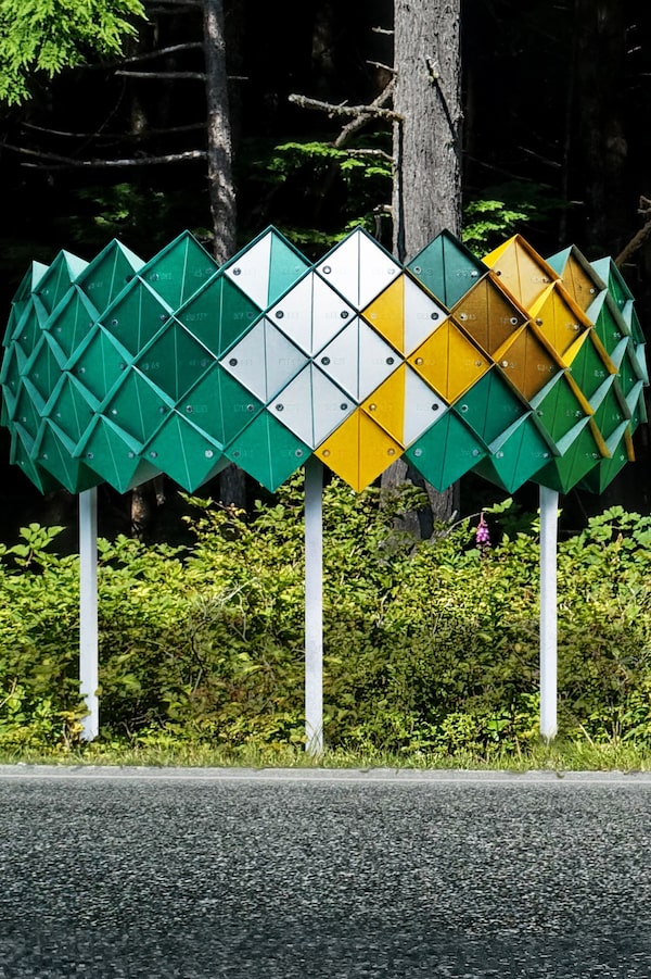 Looking at the visual language found in nature, we took inspiration from the cones of coniferous trees. These ‘mail cones’ could be built with the same high-grade aluminum and concrete used in existing community mailboxes.