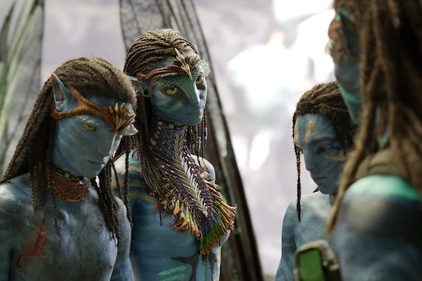 (L-R): Neteyam (Jamie Flatters), Neytiri (Zoe Saldana), Lo’ak (Britain Dalton), and Jake Sully (Sam Worthington) in 20th Century Studios' AVATAR: THE WAY OF WATER. Photo courtesy of 20th Century Studios. © 2022 20th Century Studios. All Rights Reserved.