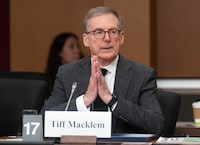 Le gouverneur de la Banque du Canada, Tiff Macklem, attend de comparaître devant le Comité sénatorial permanent des banques, du commerce et de l’économie à Ottawa, le 6 mai 2026. LA PRESSE CANADIENNE/Adrian Wyld
