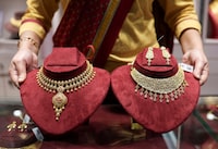 FILE PHOTO: A saleswoman shows gold necklaces on display inside a Senco Gold & Diamonds jewellery showroom in Kolkata, India, January 28, 2026. REUTERS/Sahiba Chawdhary/File Photo