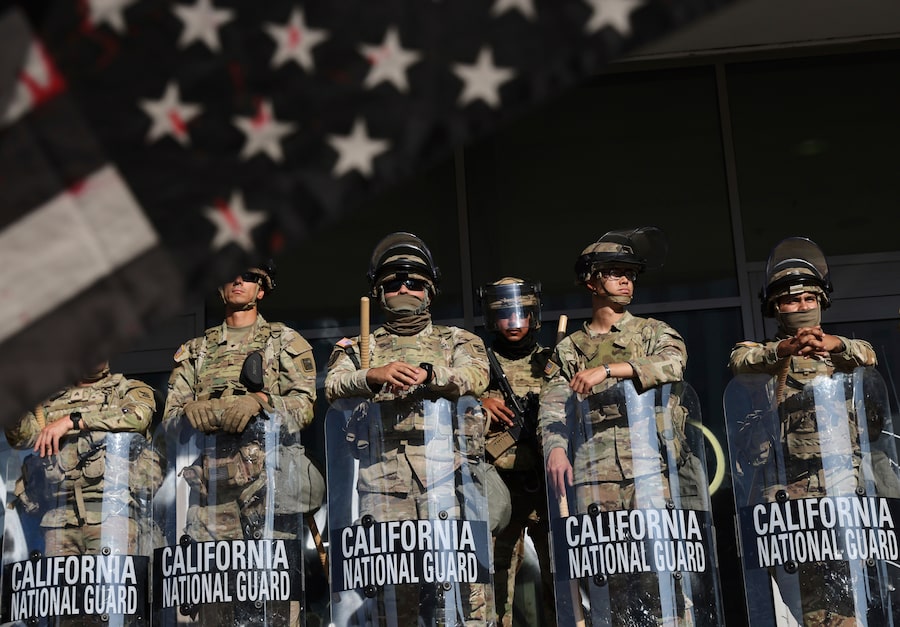 National Guard members fortify a federal building in Los Angeles on June 10, hours before a curfew in the downtown core and a wave of mass arrests. Since last week’s furor over a new round of immigration raids in California, U.S. President Donald Trump has sent thousands of troops to the state.