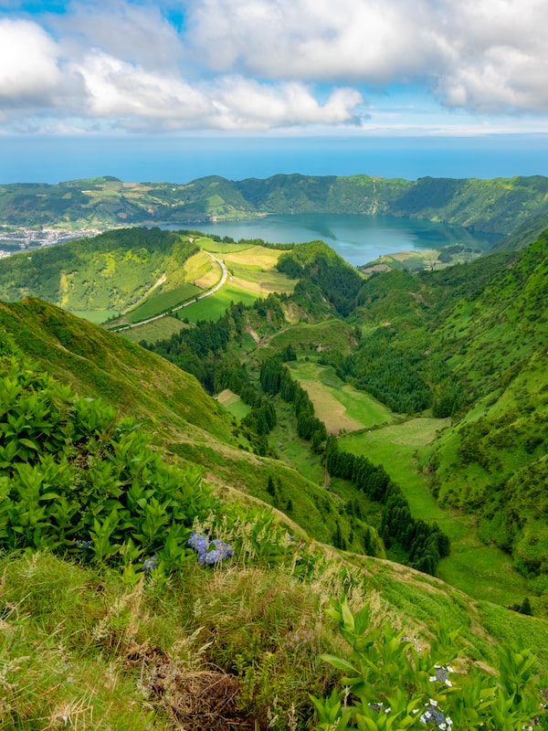 The Grota do Inferno viewpoint, offers an impressive panoramic view of the Lagoa das Sete Cidades, the famous two-coloured volcanic caldera that dominates the western area of the São Miguel island.