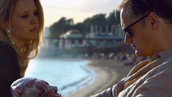 INFINITY POOL (2023). Gabi (Mia Goth) and James (Alexander Skarsgård). Courtesy of Neon / Elevation Pictures