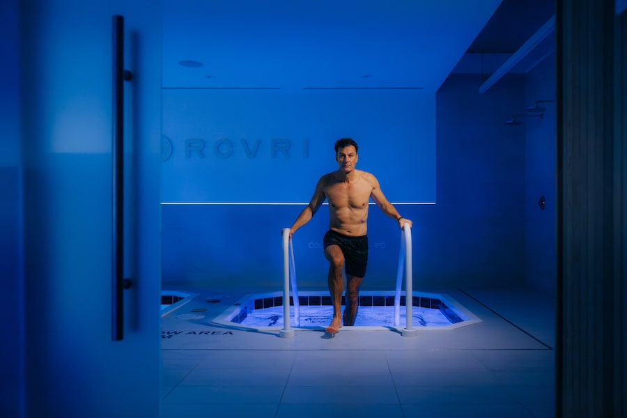 Roy Gori, former CEO of Manulife Financial, praises the therapeutic benefits of contrast therapy—immersion in cold water, followed by a sauna.