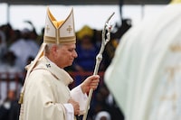 Pope Leo XIV arrives to hold a holy Mass near Japoma Stadium in Douala, Cameroon, April 17, 2026. REUTERS/Guglielmo Mangiapane     TPX IMAGES OF THE DAY