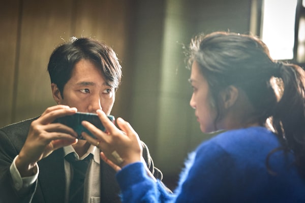 DECISION TO LEAVE (2022). Park Hae-il and Tang Wei. A detective falls for a mysterious widow after she becomes the prime suspect in his latest murder investigation. photo courtesy of Mongrel Media