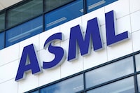 FILE PHOTO: The ASML logo is seen at the company's headquarters in Veldhoven, Netherlands, June 16, 2023. REUTERS/Piroschka van de Wouw/File Photo