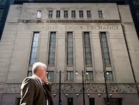 Un homme passe devant un immeuble de Toronto qui abritait autrefois la Bourse de Toronto, le jeudi 18 août 2011. LA PRESSE CANADIENNE/Aaron Vincent Elkaim