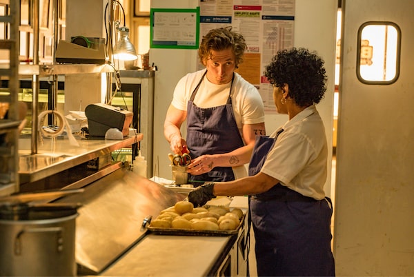 Jeremy Allen White  and Liza Colón-Zayas in The Bear (2022). Courtesy of Disney+