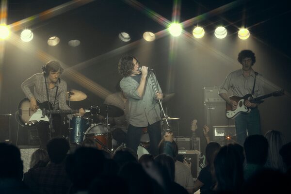 Josh Whitehouse (Eddie), Sam Claflin (Billy), Will Harrison (Graham) in Daisy Jones & The Six.