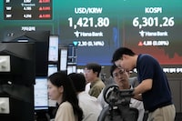 Currency traders work near a screen showing the Korea Composite Stock Price Index (KOSPI) and the foreign exchange rate between U.S. dollar and South Korean won at the foreign exchange dealing room of the Hana Bank headquarters in Seoul, South Korea, Friday, Aug. 7, 2026. (AP Photo/Ahn Young-joon)